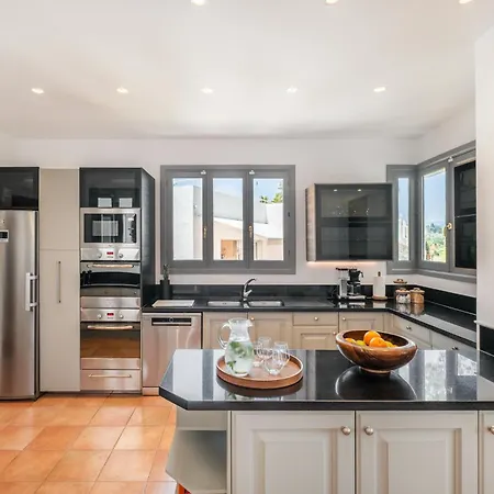 Newly Renovated Frontline Golf 7 Bdrm Luxury Apartment