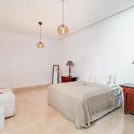 Newly Renovated Frontline Golf 7 Bdrm Luxury Apartment *